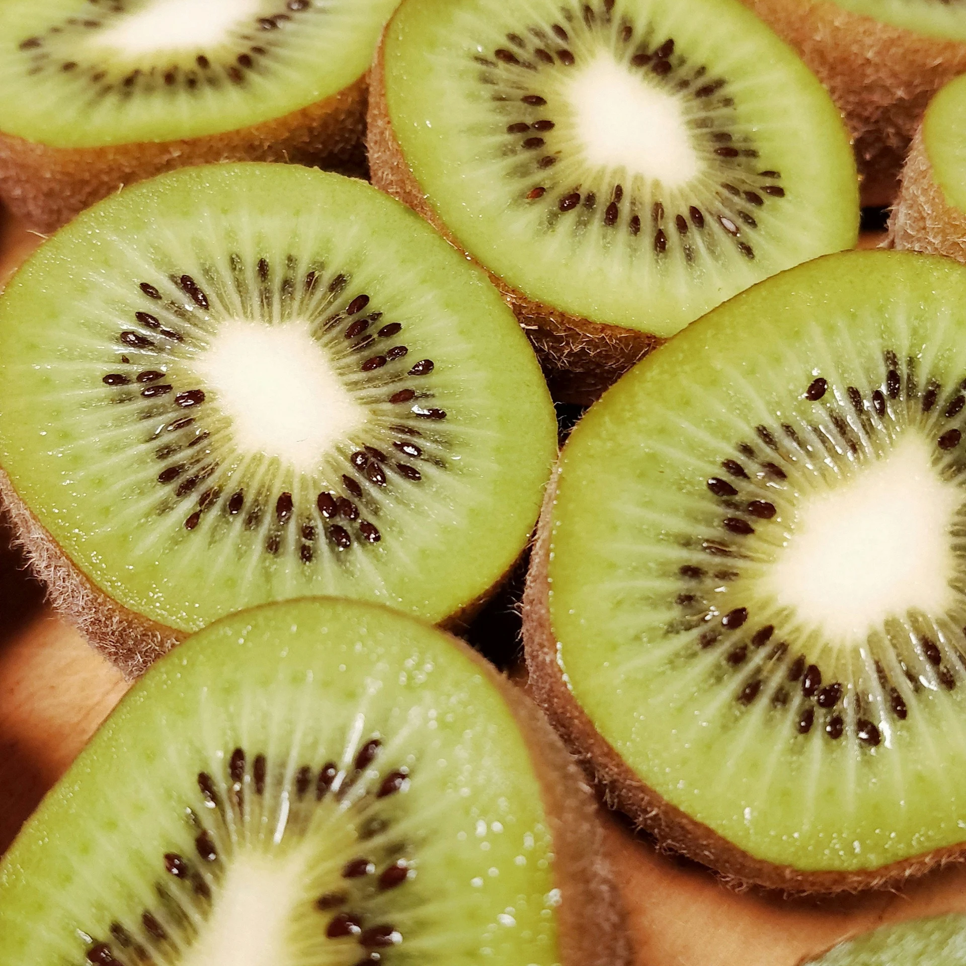 a pile of kiwi